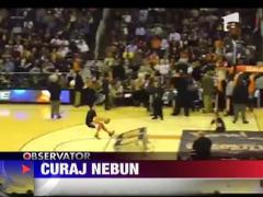 S-a aruncat in cosul de baschet!