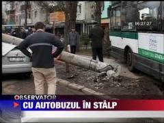 Un sofer de autobuz din Iasi a rupt un stalp dupa o manevra brusca