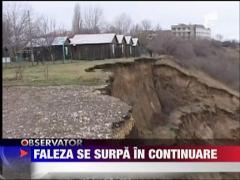 Faleza din Eforie Sud se surpa in continuare