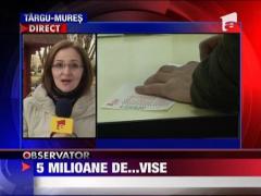 Romanii spera sa dea lovitura la Loto