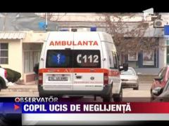 Copil ucis de neglijenta parintilor