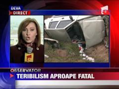Teribilism aproape fatal: masina lovita de tren