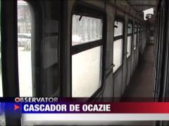 A sarit dintr-un tren in altul si s-a trezit la spital