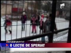 Fetita bolnava, umilita de invatatorul sau