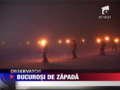 Turistii, bucurosi de zapada