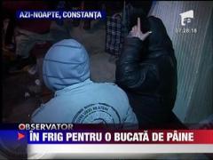 Sute de batrani din Constanta au stat o noapte in frig pentru o bucata de paine