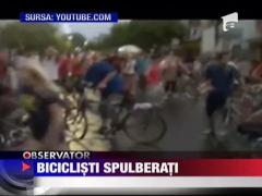 Imagini socante! Biciclisti spulberati de un autoturism