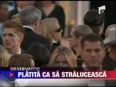 Anne Hathaway a primit 750 de mii de dolari ca sa poarte un colier