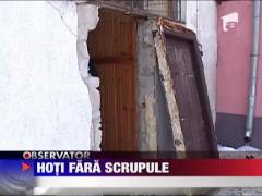 Patron batut si jefuit, langa sectia de politie