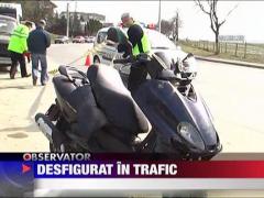 A ajuns desfigurat la spital dupa ce a intrat cu scuterul in doua masini