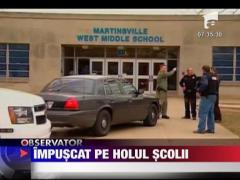 Si-a impuscat un coleg chiar pe holurile scolii