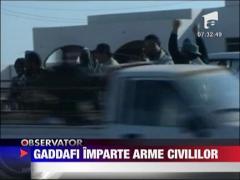 Gaddafi imparte arme civililor