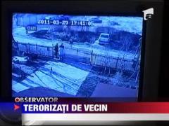 Terorizati de vecinul schizofrenic