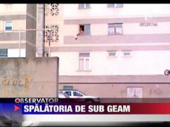 Si-a spalat masina direct de pe geam