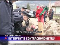 Muncitor salvat de sub capcana de pamant