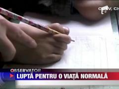 Isi foloseste picioarele in locul bratelor