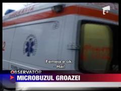 Un microbuz scolar s-a izbit violent de un autotren