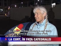 La cort, in fata catedralei londoneze