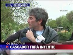 Cu masina in apa, din cauza unui caine