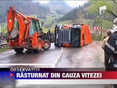 TIR incarcat cu pietris, rasturnat din cauza vitezei in Suceava