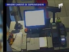 Politisti romani filmati la furat