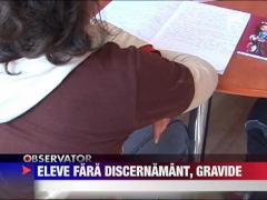 Eleve fara discernamant raman gravide pe capete in Neamt
