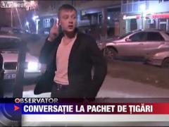 Un sofer beat din Rusia vorbeste la pachetul de tigari, in loc de telefon mobil