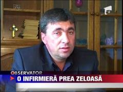 Batran legat de maini si de picioare de o infirmiera