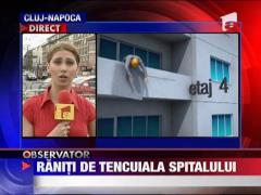 Muncitori internati dupa ce o bucata de beton a picat peste ei