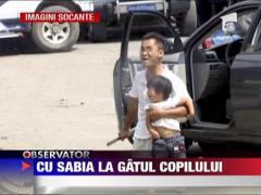 IMAGINI SOCANTE / Cu sabia la gatul copilului