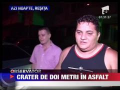 Crater adanc de doi metri in asfalt