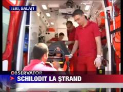 Tanar de 17 ani schilodit la strand