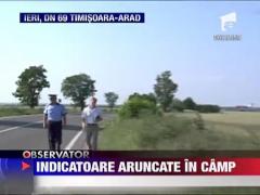 Indicatoare rutiere aruncate in camp, pe DN 69