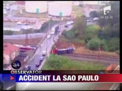 Microbuz tarat de tren la Sao Paulo