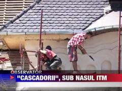 Cascadorii pe acoperisul muzeului