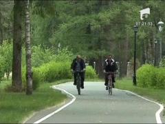 Dmitri Medvedev si Vladimir Putin, pe doua roti