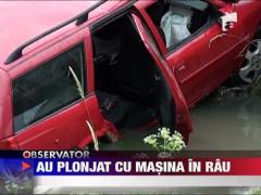 Au plonjat cu masina in albia raului