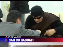 Muammar Gaddafi se relaxeaza la o partida de sah