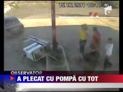 A plecat de la benzinarie cu tot cu pompa!