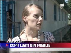 Copii luati de asistentii sociali din familie