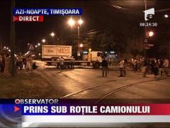 Prins sub rotile camionului
