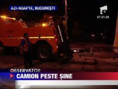 S-a rasturnat cu camionul pe linia de tramvai