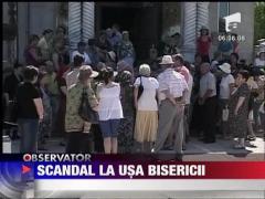 Scandal la usa bisericii