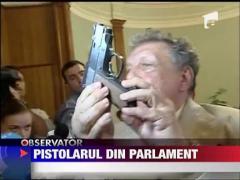 Membru CNA, cu pistolul pe masa in timpul unei sedinte la Senat