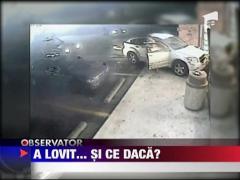 IMAGINI SOCANTE / Barbat spulberat de o masina pe trotuar