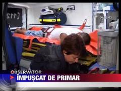 Lovit in cap cu un par si impuscat in spate de primar