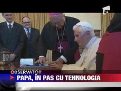 Papa posteaza pe un iPad mesaje catre credinciosi