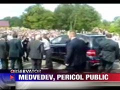 Medvedev era sa dea cu masina peste un grup de oameni