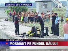 Mormant pe fundul raului