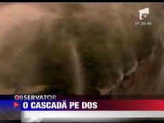 O cascada din Sydney pare sa sfideze legile gravitatiei. Apa cade in sus!
